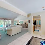 32 Heath Dr