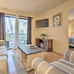 Resort-Style Hilton Head Condo - Walk To Beach!