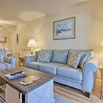 Resort-Style Hilton Head Condo - Walk To Beach!