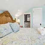 27 Corine Lane- Near Ocean Home With Pool, Seasonal Beach Shuttle! Free Activities Included