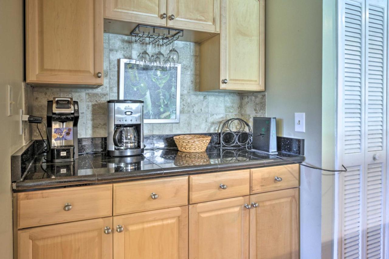 Coastal Hilton Head With Pool Access! Apartment
