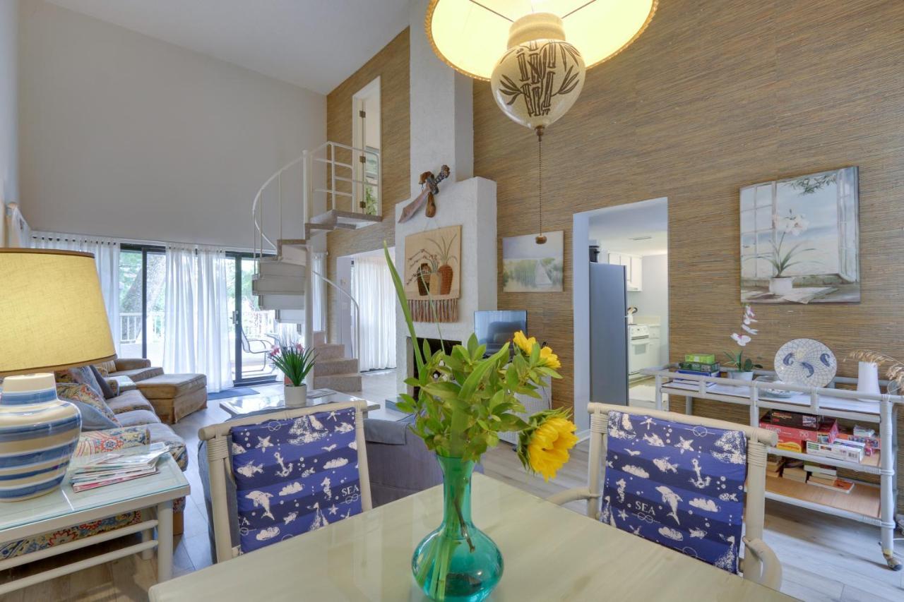 Villa With Pool And Access!