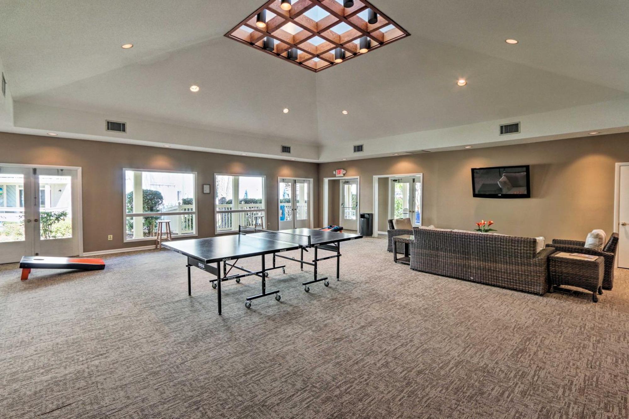 Apartment Gem, Walk To Folly Field Beach! *