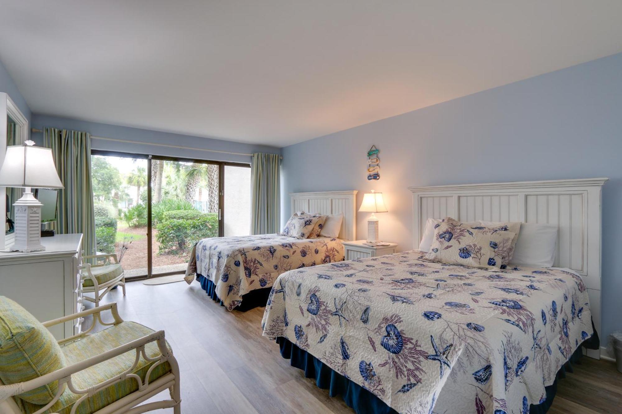 Villa With Pool And Access!