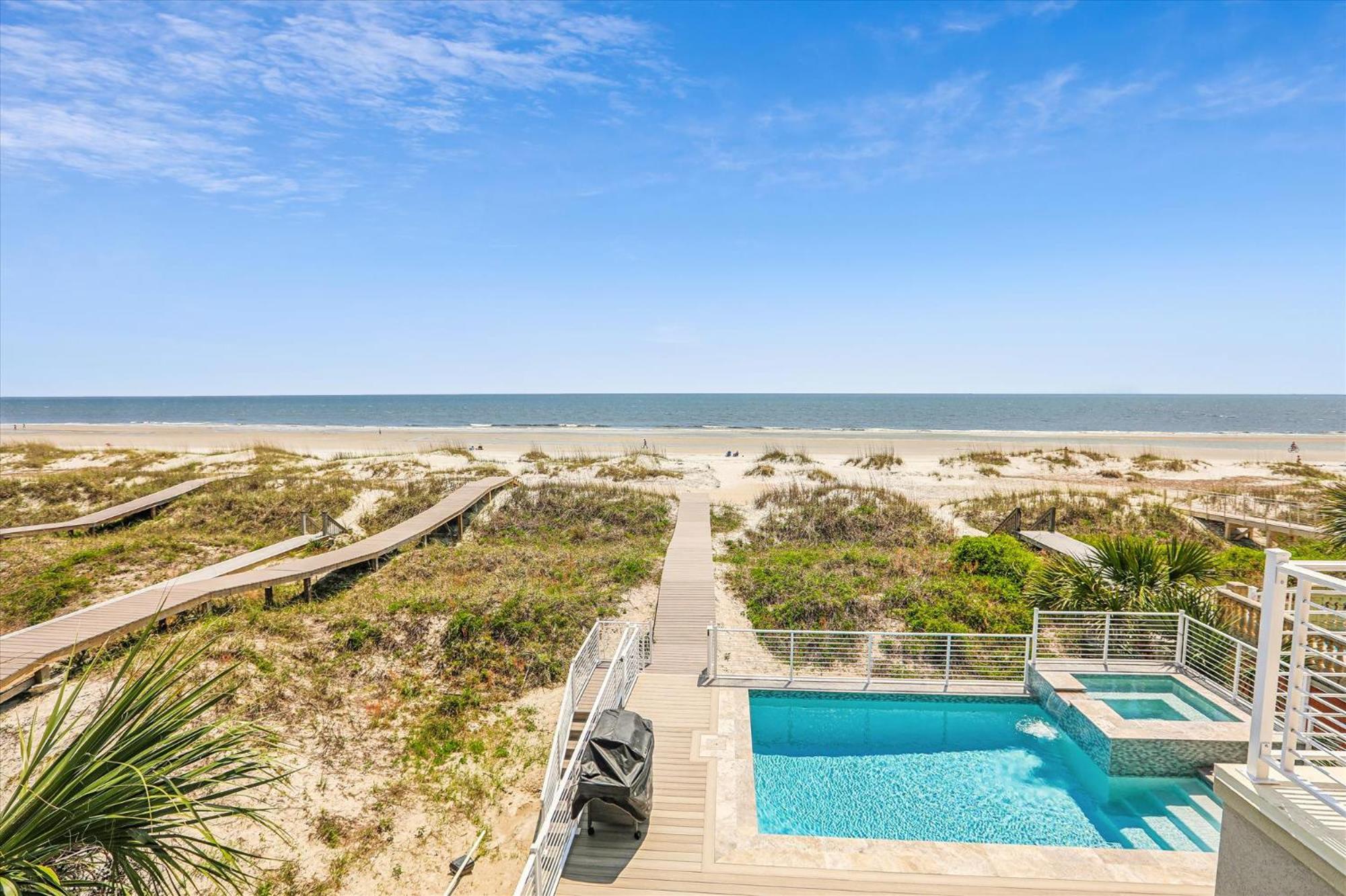 Holiday home 9 Singleton Place- Renovated, Oceanfront, Pool, Elevator, Free Activities Included