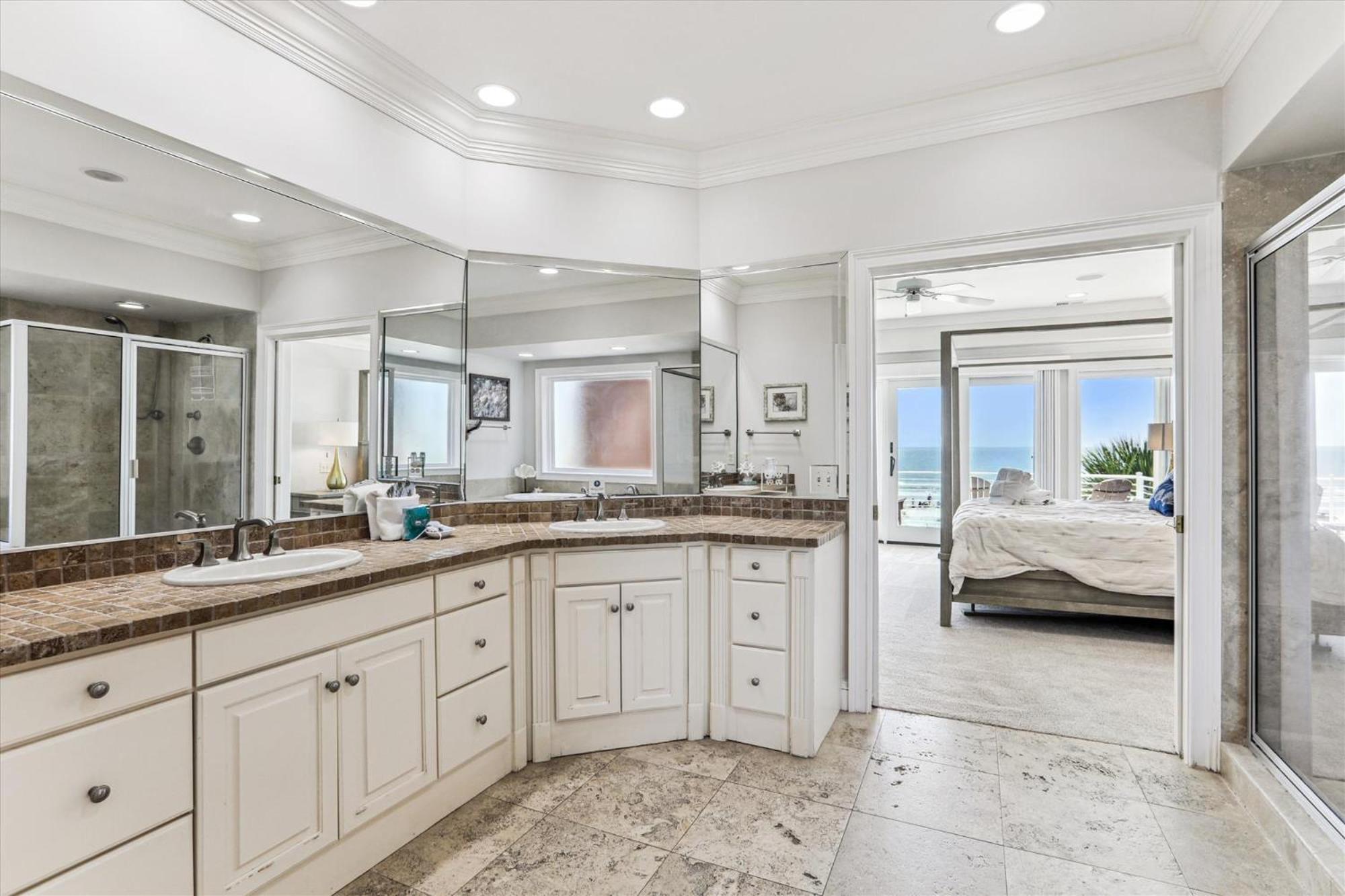 9 Singleton Place- Renovated, Oceanfront, Pool, Elevator, Free Activities Included Holiday home *