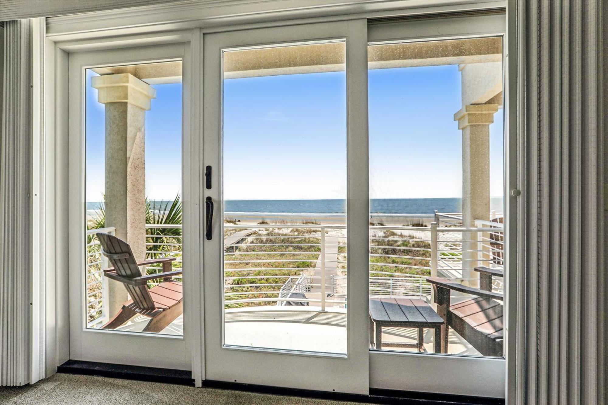 Holiday home 9 Singleton Place- Renovated, Oceanfront, Pool, Elevator, Free Activities Included *