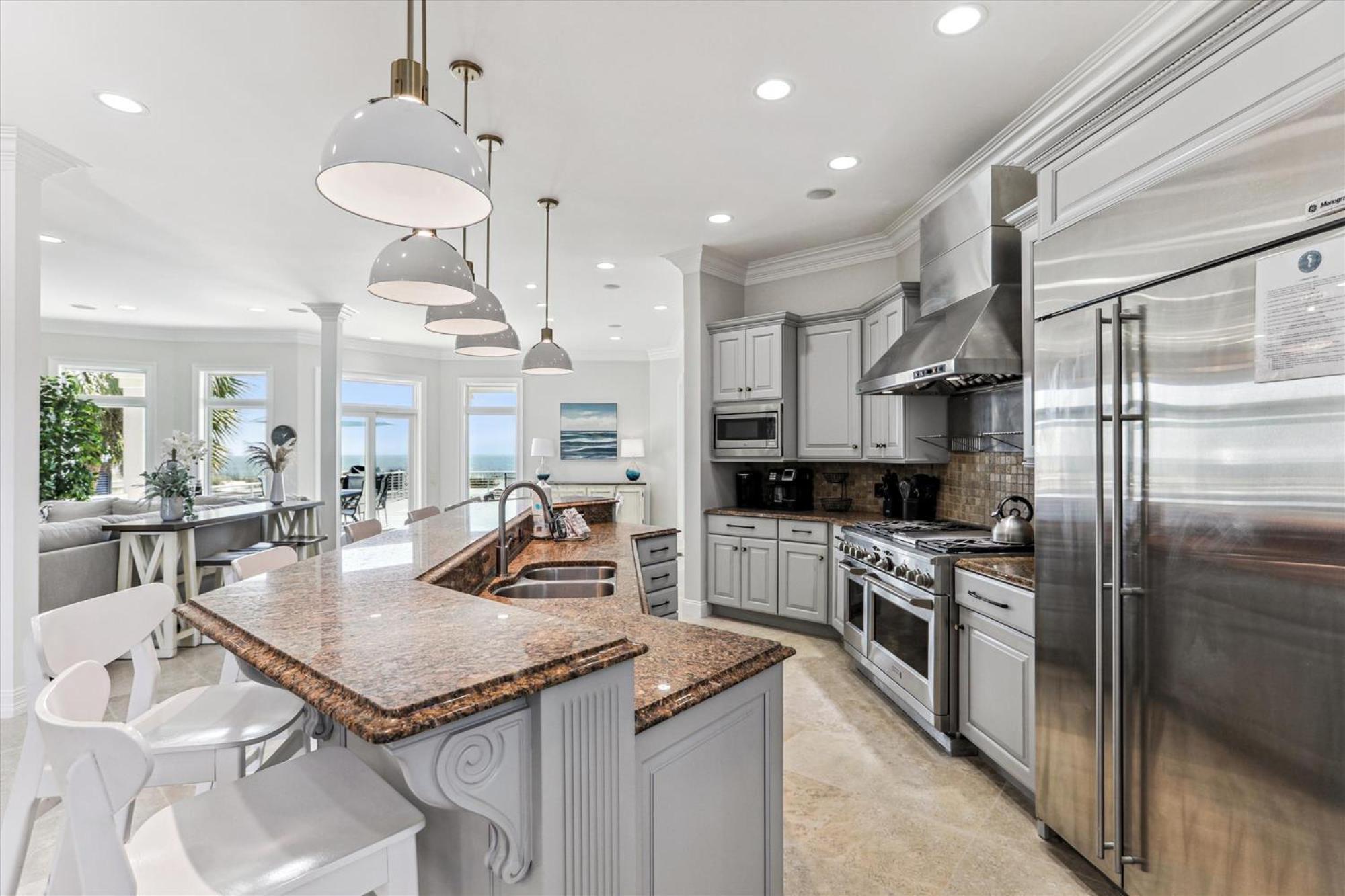 9 Singleton Place- Renovated, Oceanfront, Pool, Elevator, Free Activities Included Holiday home