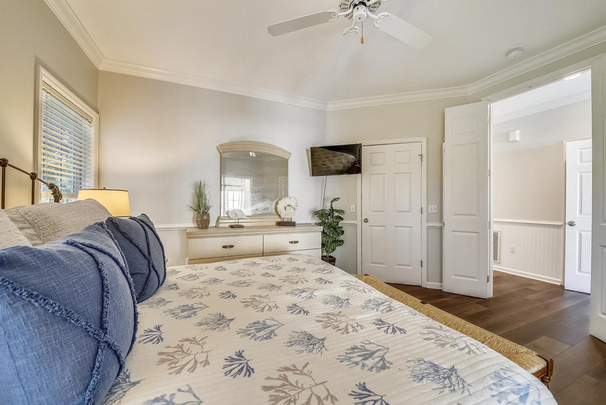 Holiday home 44 Bradley Road- Easy Walk To The Beach, Large Pool, Free Activities Included *