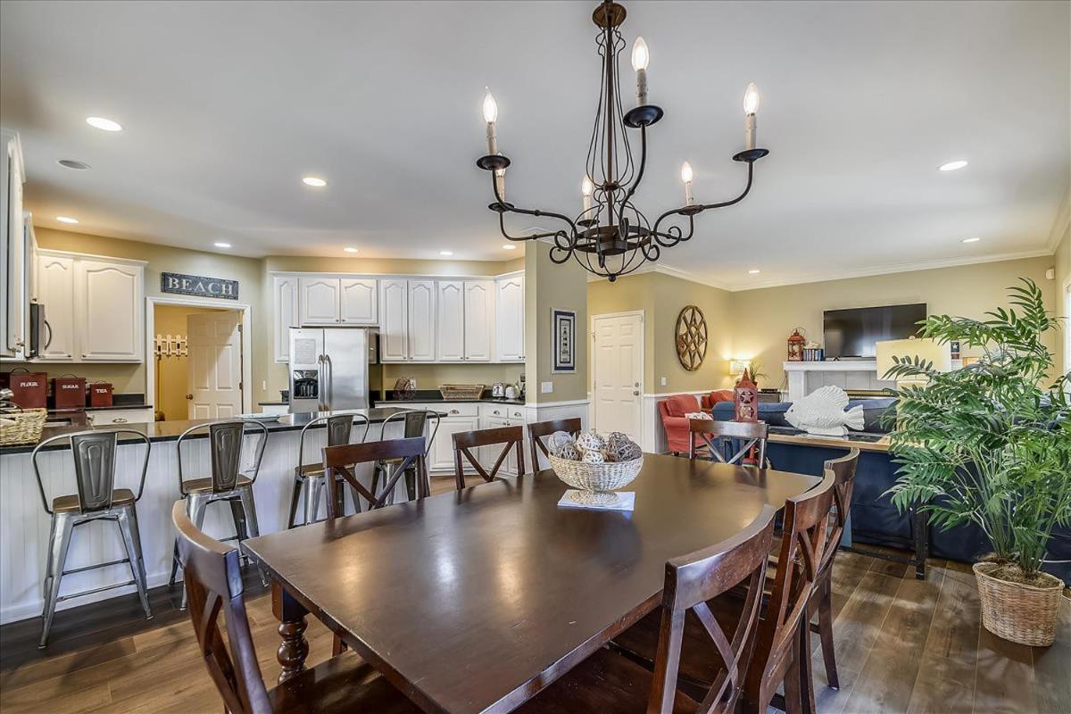 44 Bradley Road- Easy Walk To The Beach, Large Pool, Free Activities Included