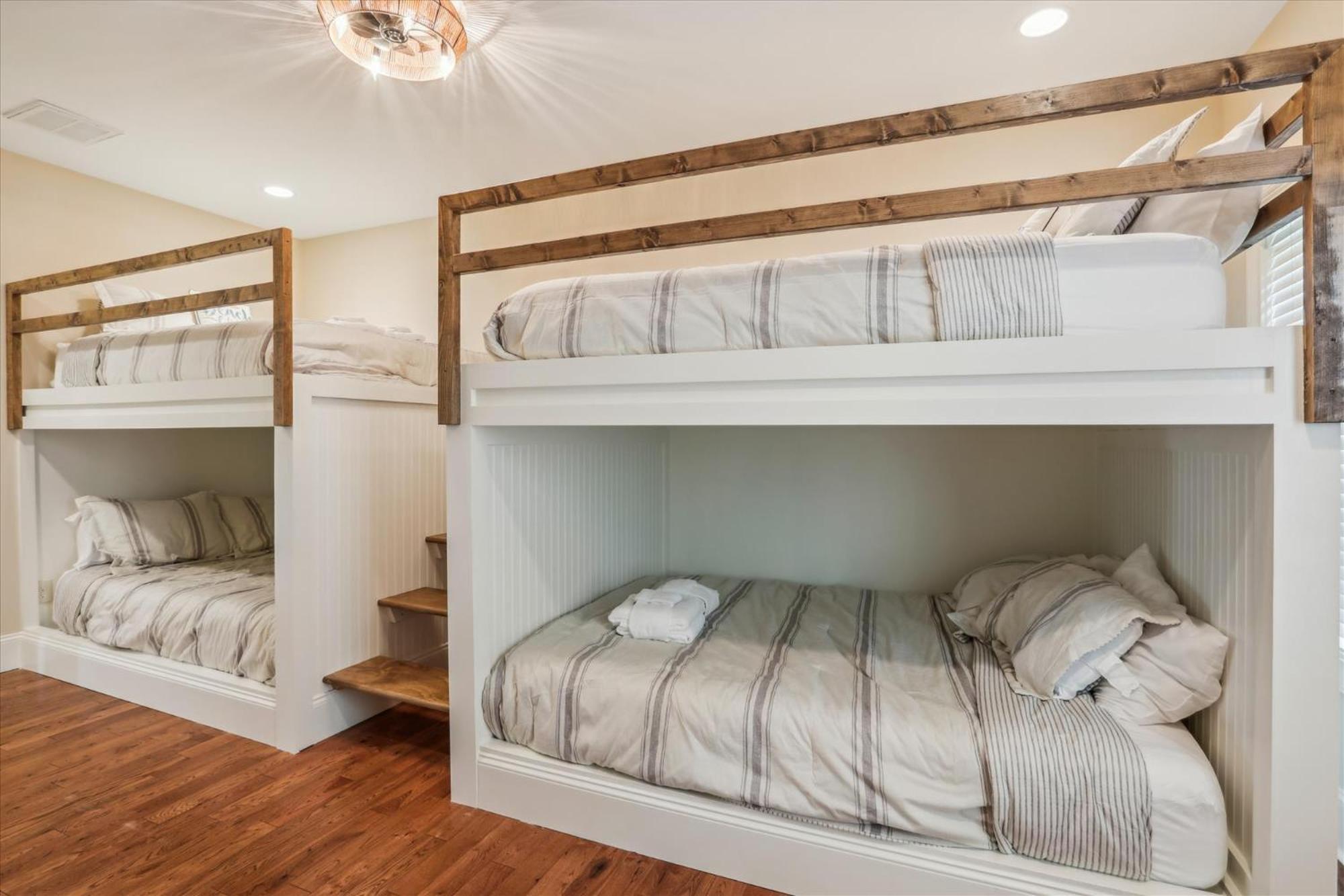 Holiday home 21 Horvaths Peninsula- Oceanfront, Pool, Elevator, Free Activities Included *