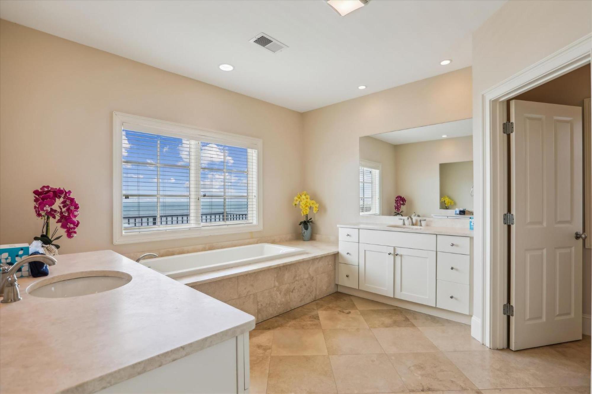 21 Horvaths Peninsula- Oceanfront, Pool, Elevator, Free Activities Included Holiday home