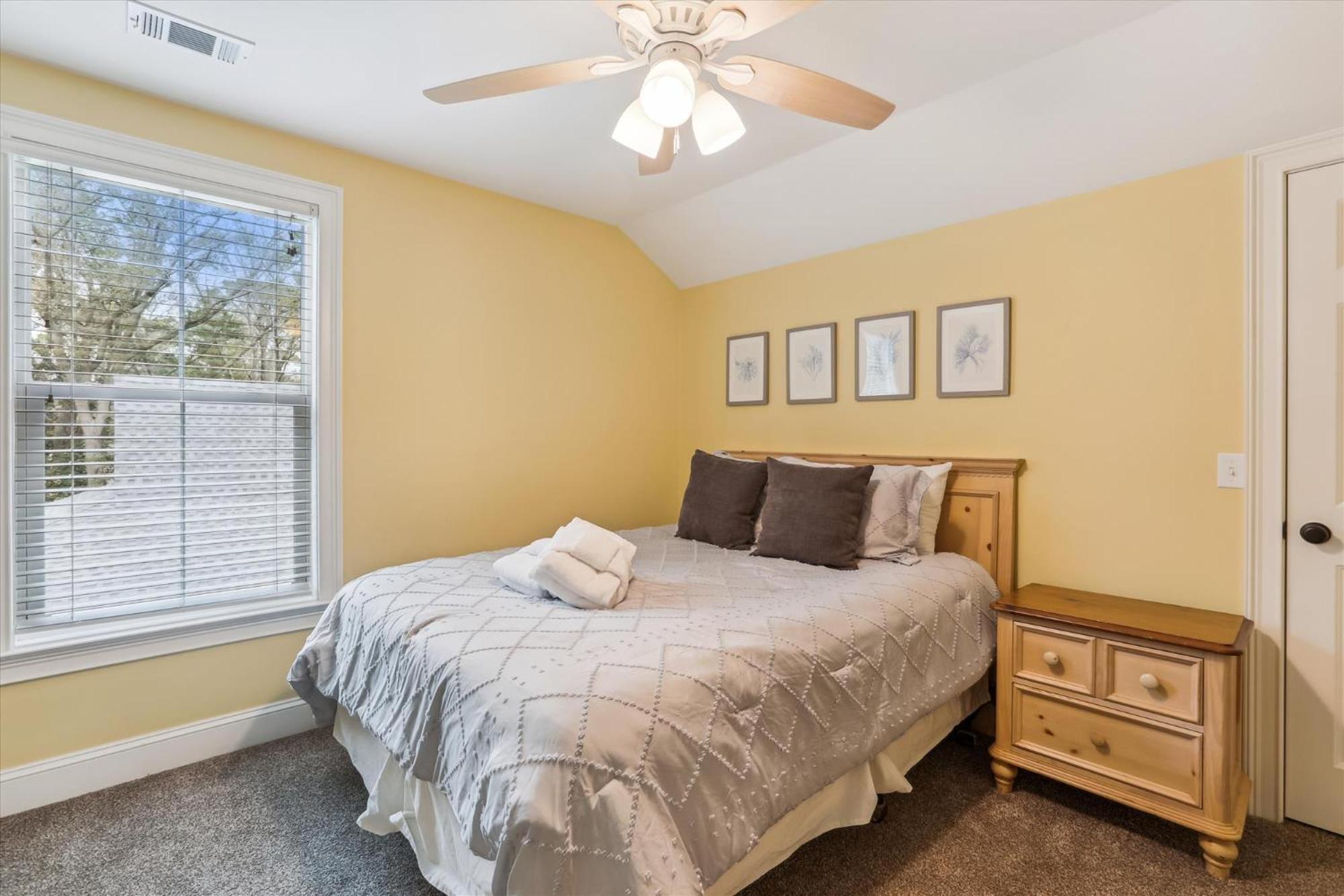 13 Moonshell Rd- Near Ocean,huge Pool,fully Fenced Backyard! Free Activities! *