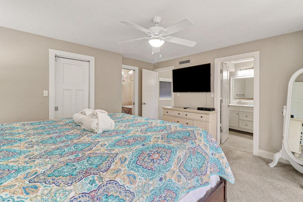 Living - 3 Bed 2 Bath Seascape - Just Steps To The Holiday home Hilton Head Island
