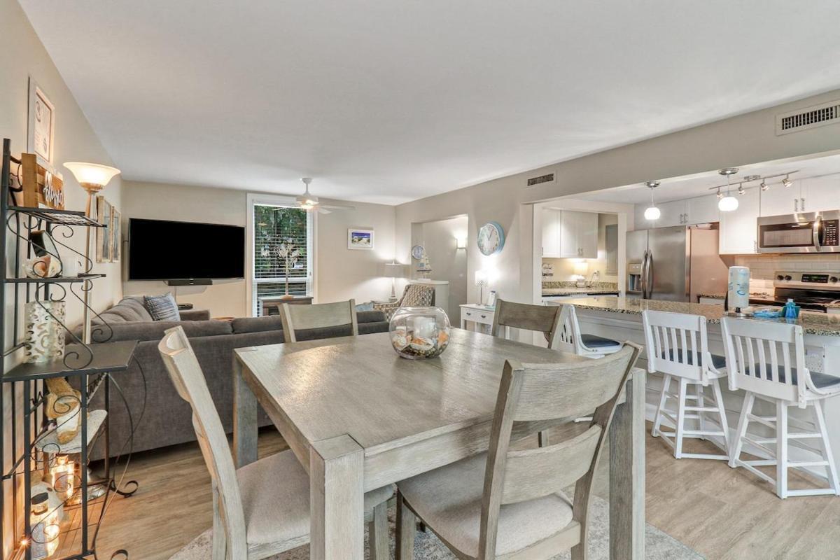 Living - 3 Bed 2 Bath Seascape - Just Steps To The Holiday home Hilton Head Island