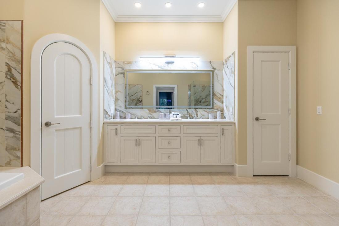 Luxe Family Retreat With Lagoon Views, Private Pool, Game Room, Concierge Services Holiday home