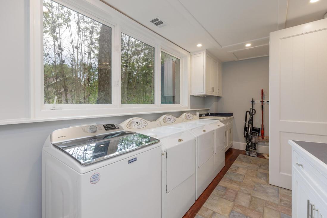 Luxe Family Retreat With Lagoon Views, Private Pool, Game Room, Concierge Services Holiday home