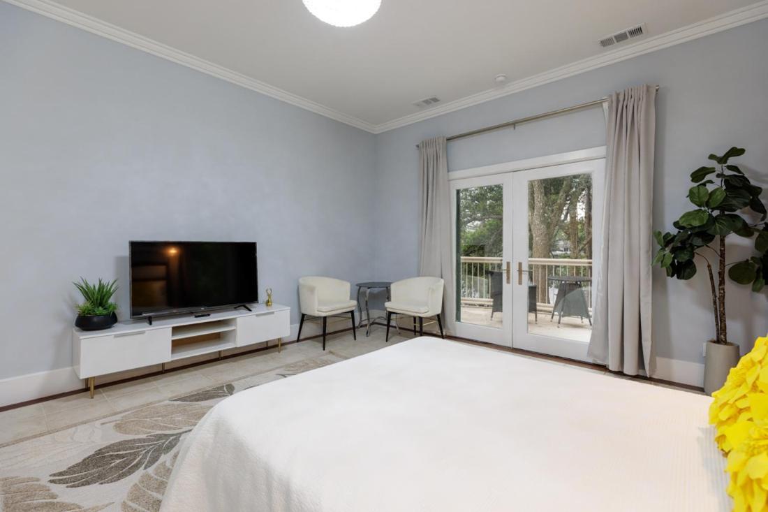 Holiday home Luxe Family Retreat With Lagoon Views, Private Pool, Game Room, Concierge Services