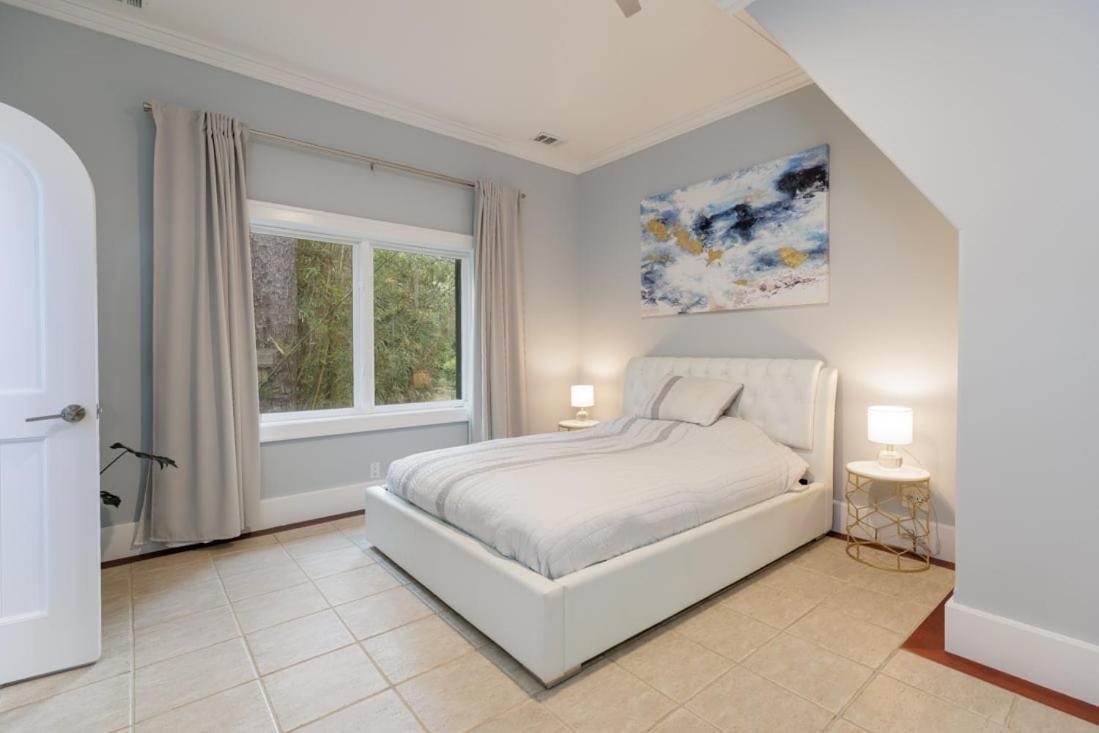 Luxe Family Retreat With Lagoon Views, Private Pool, Game Room, Concierge Services Holiday home