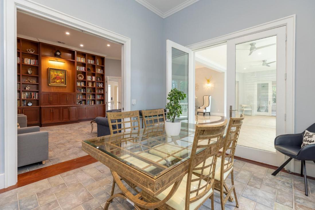 Luxe Family Retreat With Lagoon Views, Private Pool, Game Room, Concierge Services Holiday home *