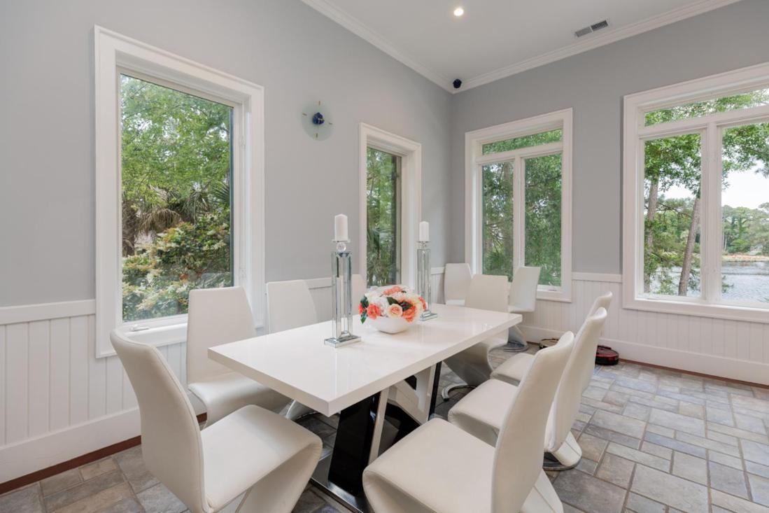 Holiday home Luxe Family Retreat With Lagoon Views, Private Pool, Game Room, Concierge Services *