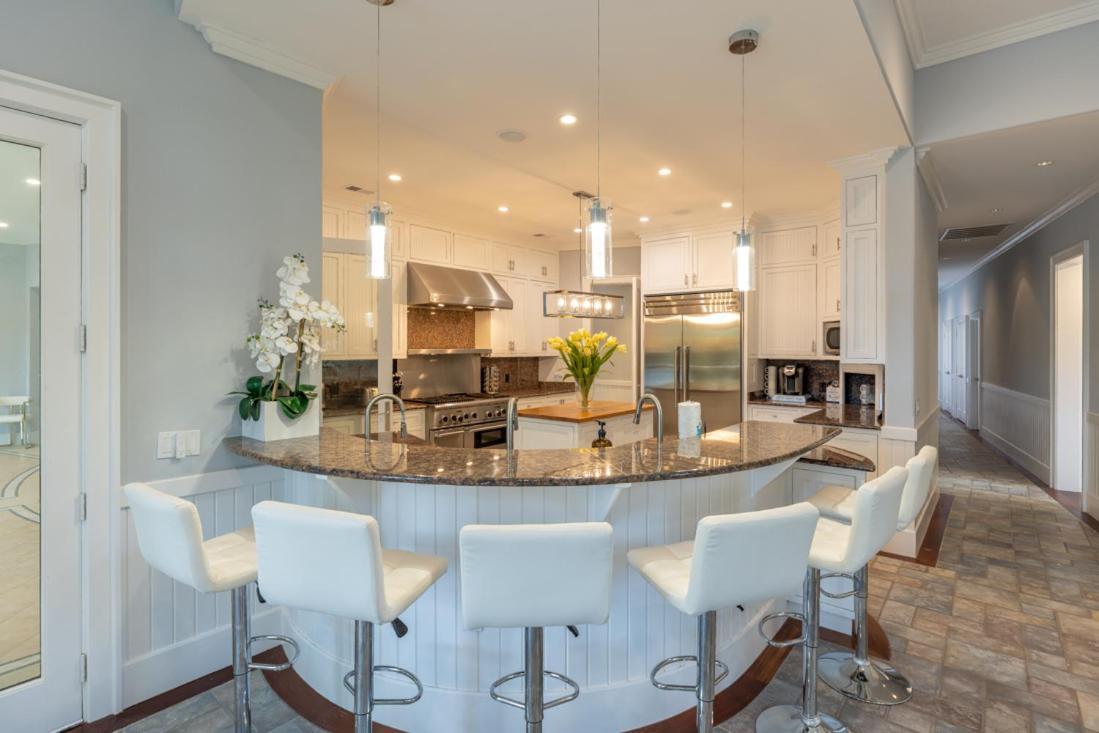 Holiday home Luxe Family Retreat With Lagoon Views, Private Pool, Game Room, Concierge Services *
