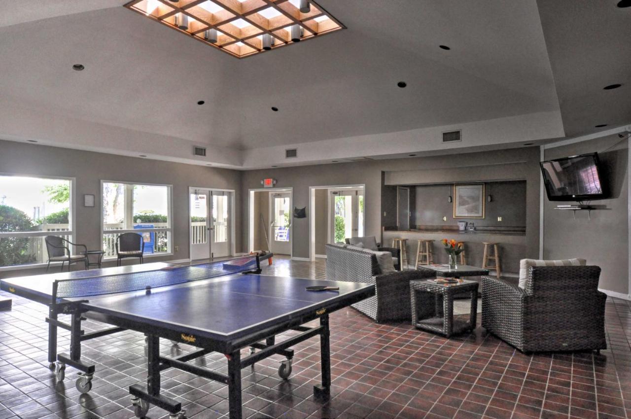 Resort-style Hilton Head - Walk To Beach! Apartment Hilton Head Island