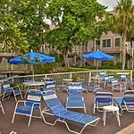 Hilton Head Villa With Balcony Walk To Beach!