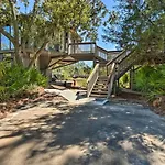 Airy Treehouse With Bikes Walk To Harbour Town!