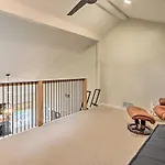 Modern Retreat With Patio And Bbq Less Than 1 Mi To Beach!
