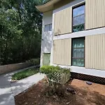 Contemporary Bliss-Newly Renovated Cozy Villa