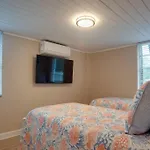 Renovated Cottage: 4Th Row From The Beach!