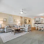 Wonderful Vacation Condo Near The Beach Shops And Restaurants