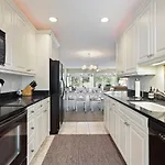 Wonderful Vacation Condo Near The Beach Shops And Restaurants