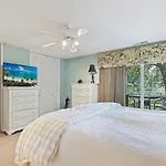 Wonderful Vacation Condo Near The Beach Shops And Restaurants