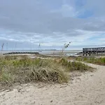 Hilton Head Condo With Porch - Walk To Beach And Pool!