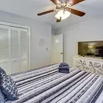 Hilton Head Condo With Porch - Walk To Beach And Pool!