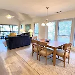 7816 Centrecourt