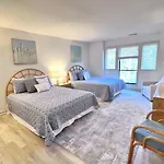 7816 Centrecourt