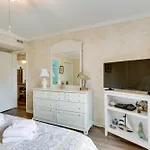 Hilton Head Condo With Balcony And Pool, Walk To Beach