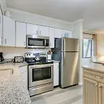 Hilton Head Condo With Balcony And Pool, Walk To Beach