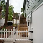 Newly Renovated Duplex, Upper Unit, 4Th Row From The Beach