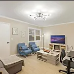 #81 Beautiful Large 2 Assigned Parking Pool Pet Friendly Near All