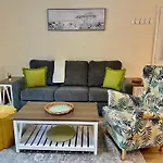 Cozy 1Bd, 5 Mins Walk To The Beach, No Stairs!