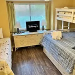 Coastal 2Bdrm Stay, Pool Access, Walk To Beach
