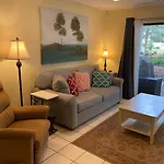 Coastal 2Bdrm Stay, Pool Access, Walk To Beach
