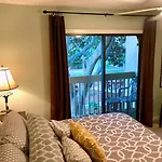 Coastal 2Bdrm Stay, Pool Access, Walk To Beach