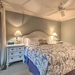 Home With Private Courtyard - Walk To Coligny Beach!