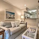 Home With Private Courtyard - Walk To Coligny Beach!