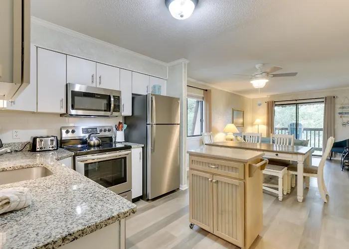 Hilton Head Condo With Balcony And Pool, Walk To Beach